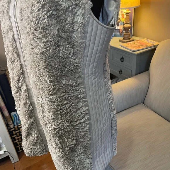 Marc New York - Andrew Marc, faux fur/faux leather women's vest, sz M - Picture 4 of 8